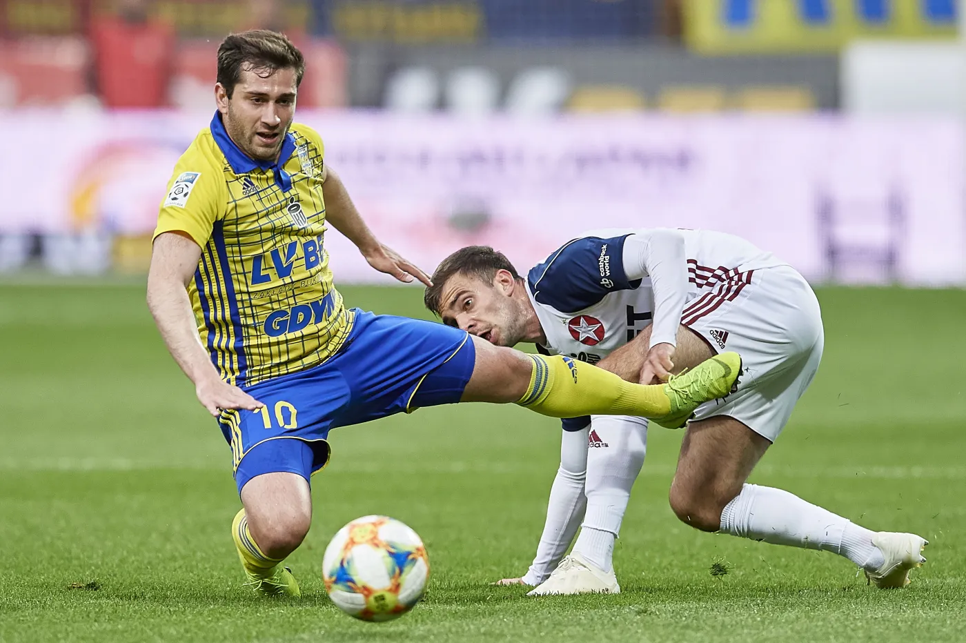 Piłkarz Arki Gdynia Luka Zarandia (L) i Maciej Śliwa (P) z Wisły Kraków podczas meczu grupy spadkowej Ekstraklasy