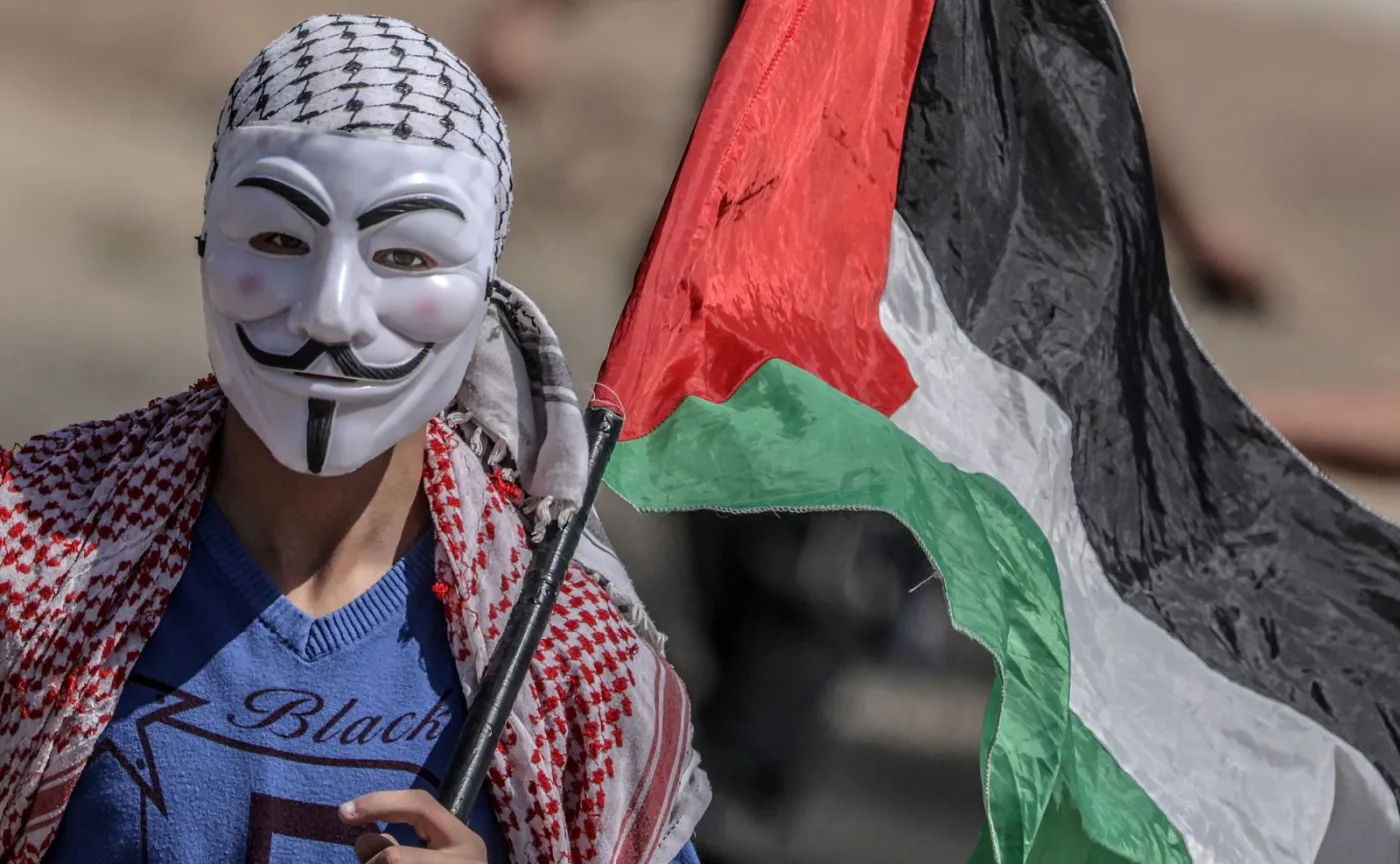 Palestyńczyk w masce Guya Fawkesa protestuje w Strefie Gazy