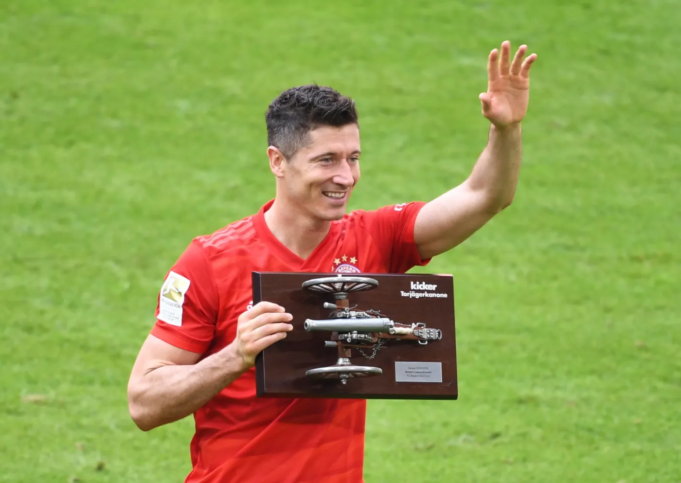 Piłkarz Bayernu Monachium Robert Lewandoski ze statuetką dla najlepszego strzelca Bundesligi, którą zdobył po raz czwarty w karierze