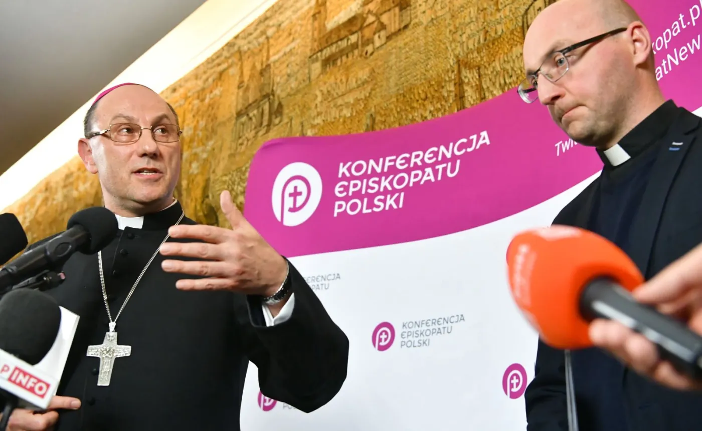 Prymas Polski abp Wojciech Polak (L) i koordynator medialny Centrum Ochrony Dziecka ks. Piotr Studnicki (L) 