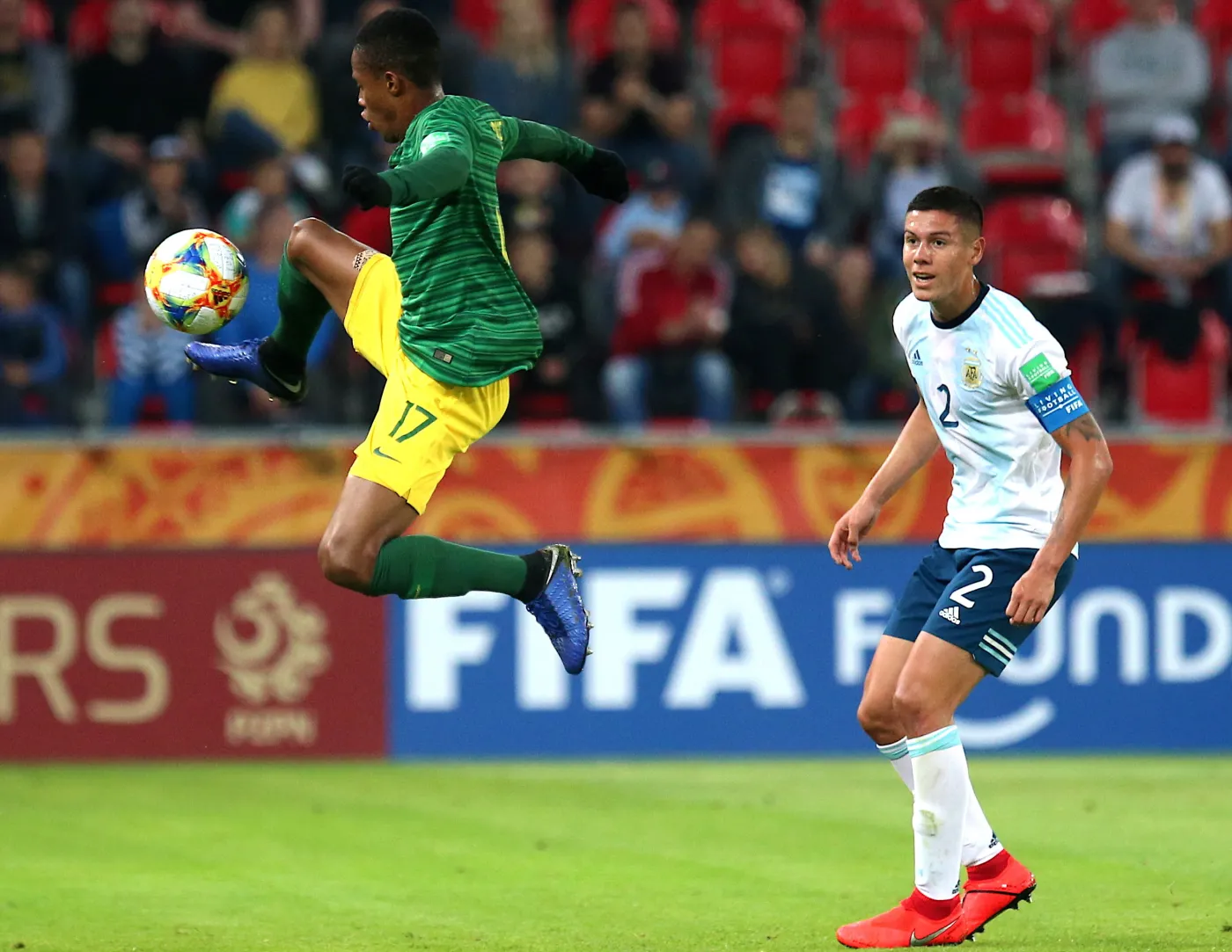 Zawodnik Argentyny Patricio Perez (P) i Luvuyo Phewa (L) z RPA podczas meczu grupy F piłkarskich mistrzostw świata do lat 20 w Tychach