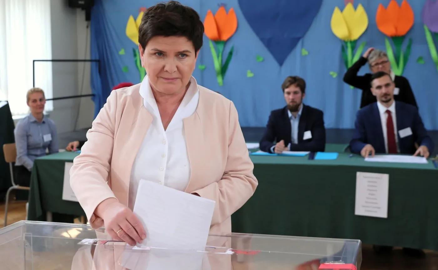 12352590-wicepremier-beata-szydlo-glosuje.jpg