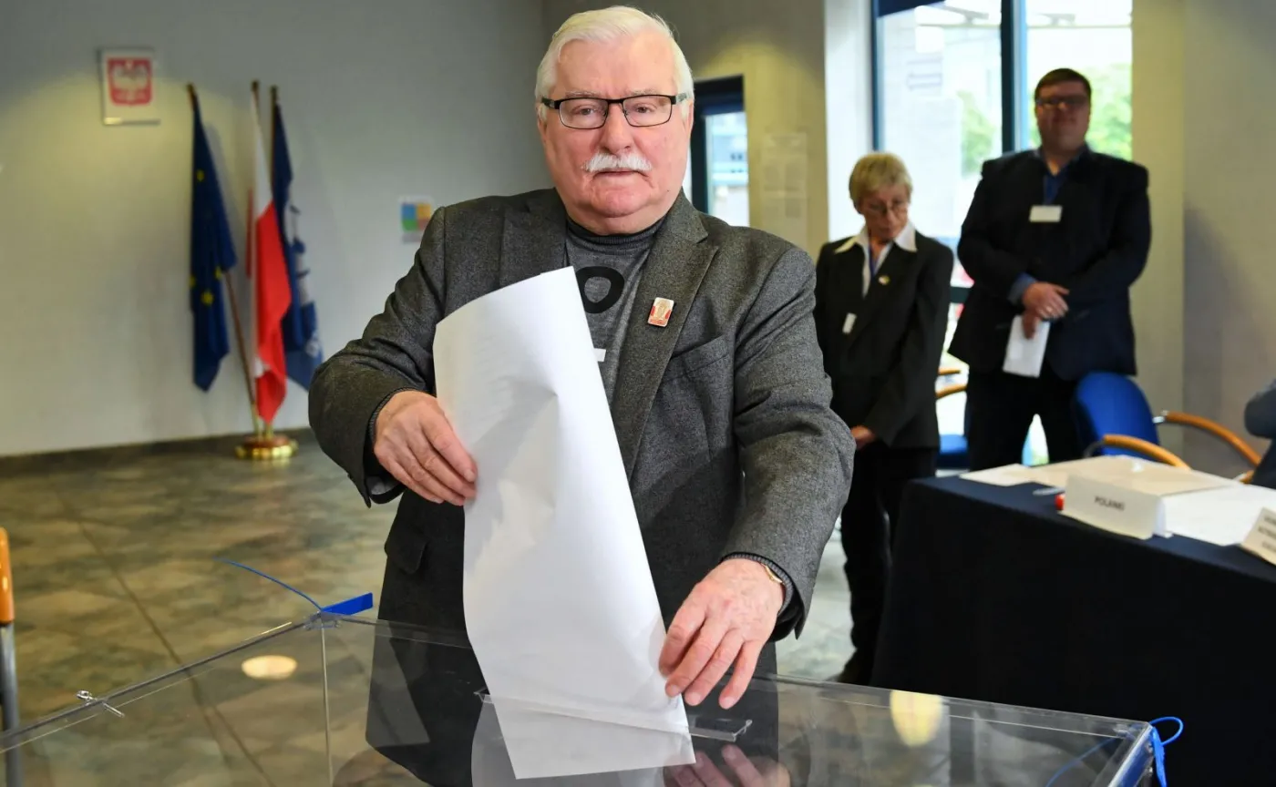 12353158-byly-prezydent-lech-walesa-glosuje.jpg