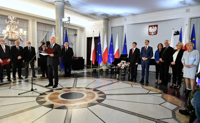 Burza po tym, jak Huebner i Arłukowicz nie podali ręki premierowi. Ochojska: Też bym tego nie zrobiła