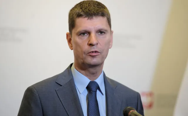 Jakie warunki musi spełnić dyrektor szkoły, by zawiesić lekcje w związku z upałem? Piontkowski wyjaśnia