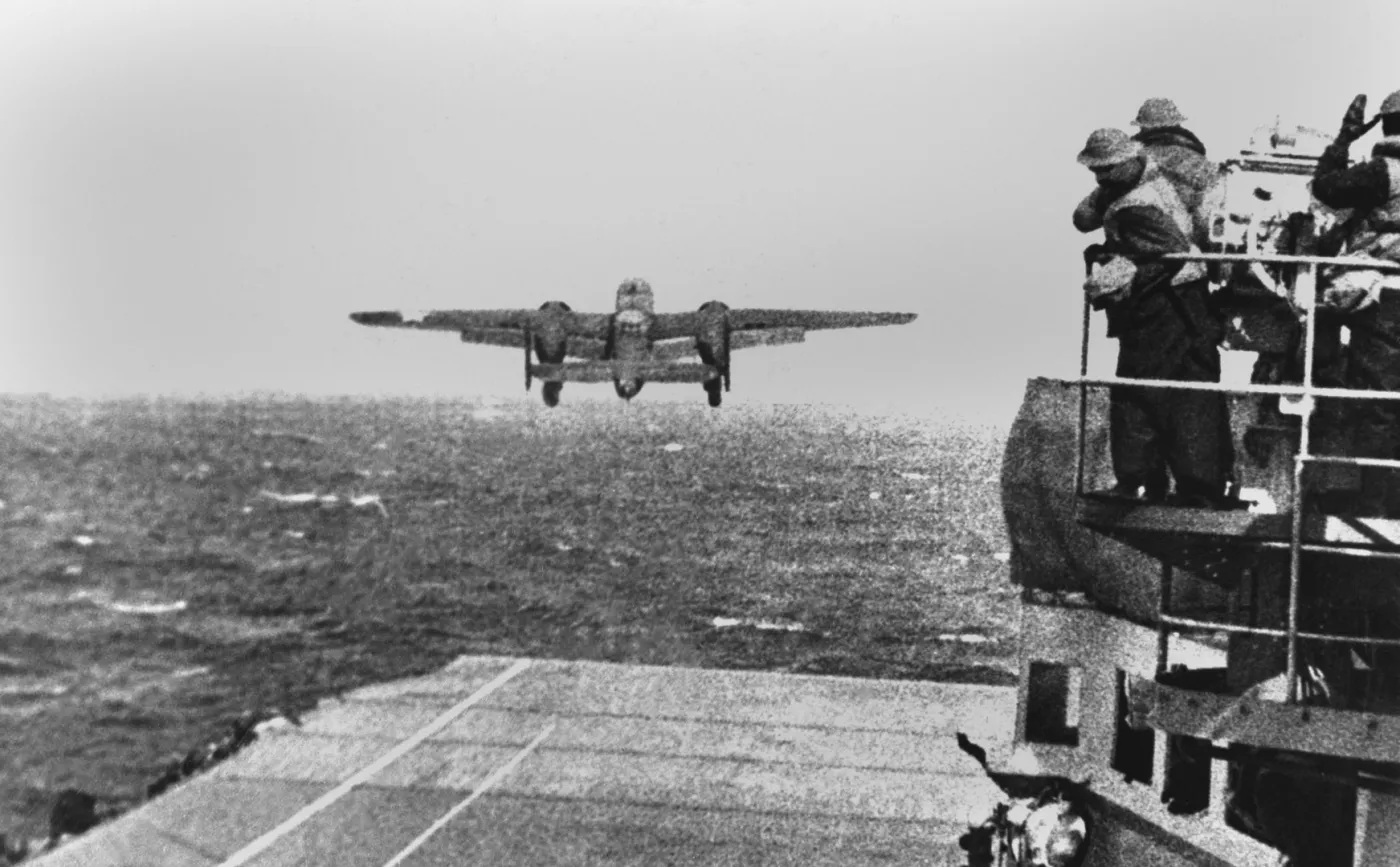 Bombowiec startuje z pokładu USS Hornet