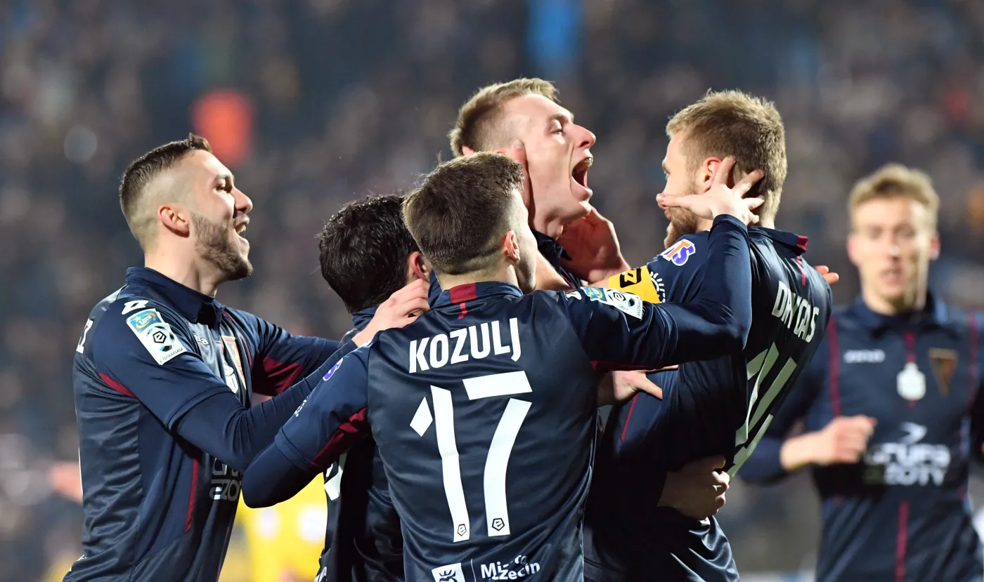 Zawodnik Pogoni Szczecin Mariusz Malec (C) cieszy się z bramki strzelonej Górnikowi Zabrze