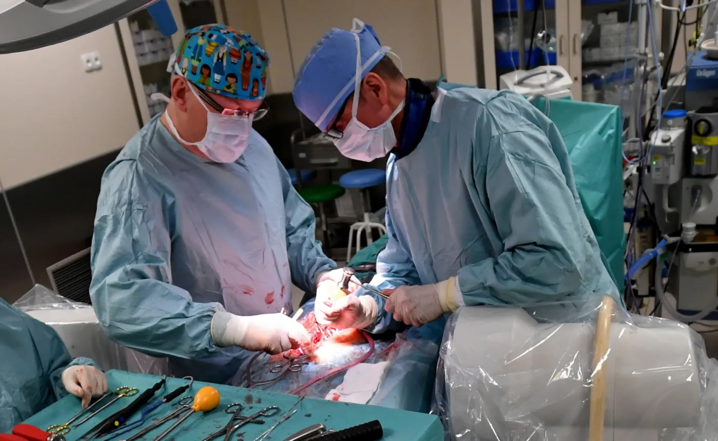 Stalowe pręty prosto w kręgosłup. Skomplikowana operacja u 13-letniej dziewczynki