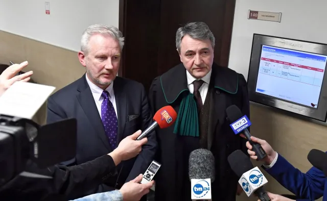 Zatrzymania w sprawie KNF były nieuzasadnione. Kwaśniak: Niech się teraz wstydzą ci, co do nich doprowadzili