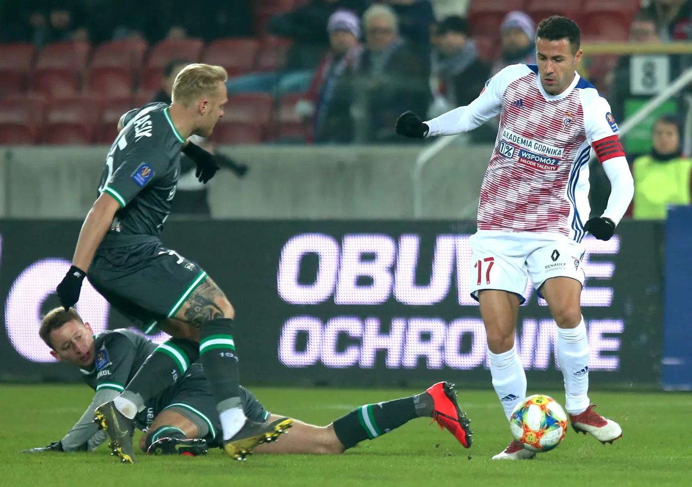 Piłkarz Górnika Zabrze Igor Angulo (P) oraz Daniel Łukasik (C) i Jarosław Kubicki (L) z Lechii Gdańsk