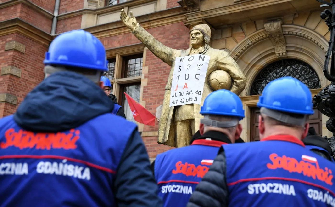 Pikieta Solidarności przed sesją Rady Miasta Gdańska, 7 bm. W porządku sesji Rady Miasta Gdańska znalazła się m.in. uchwała dotycząca pozbawienia honorowego obywatelstwa ks. Henryka Jankowskiego. Pikietujący postawili przed ratuszem pomnik przedstawiający Donalda Tuska