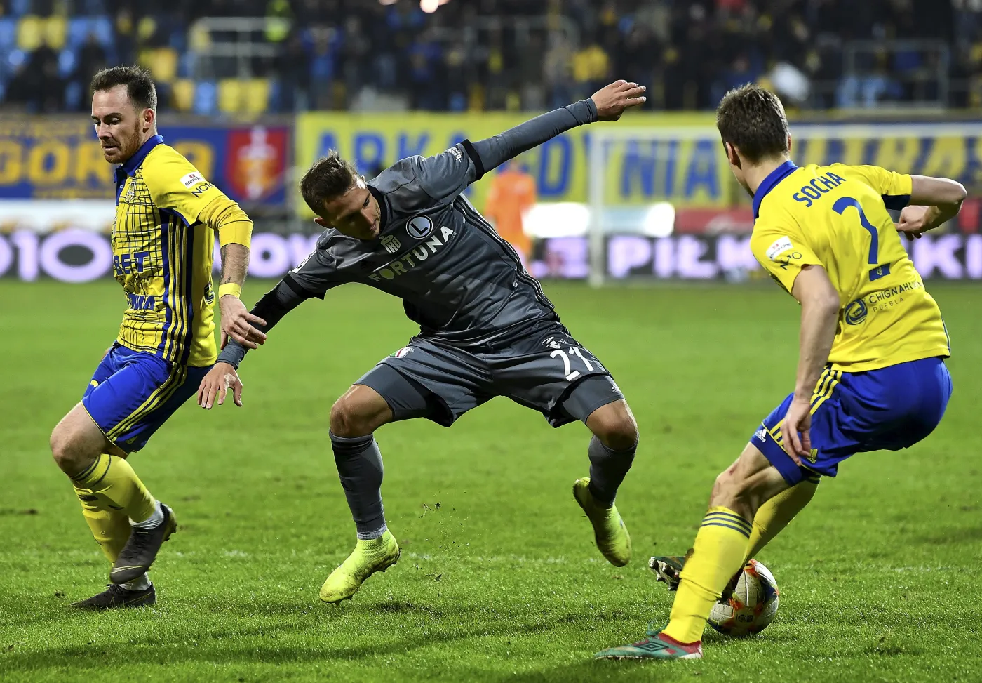 Piłkarze Arki Gdynia Michał Janota (L) i Tadeusz Socha (P) oraz Dominik Nagy (C) z Legii Warszawa