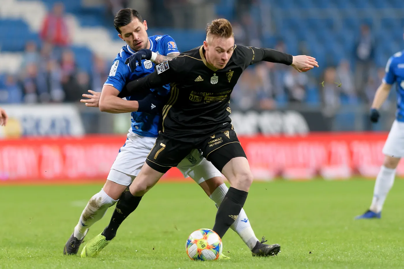 Zawodnik Lecha Poznań Darko Jevtic (L) i Szymon Żurkowski (P) z Górnika Zabrze