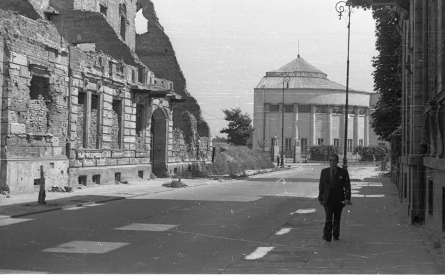 Wojenne losy warszawskich planów architektonicznych. Dzięki nim odbudowano stolicę po Powstaniu