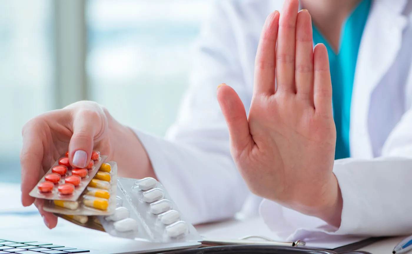 Lekarz zabrania przyjmowania leków, które ma w dłoni