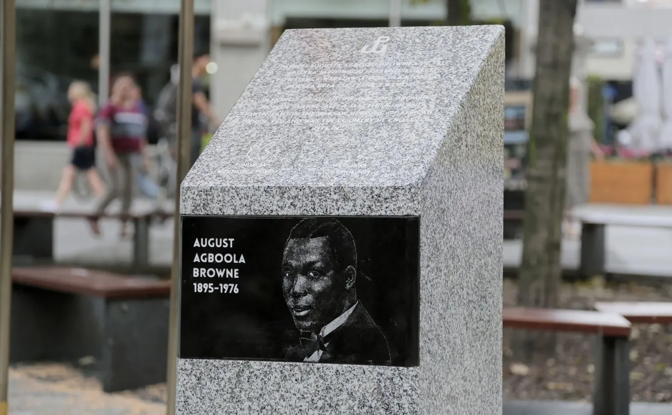 Odsłonięcie pamiątkowego kamienia poświęconego pamięci Augusta Agboli O'Browna