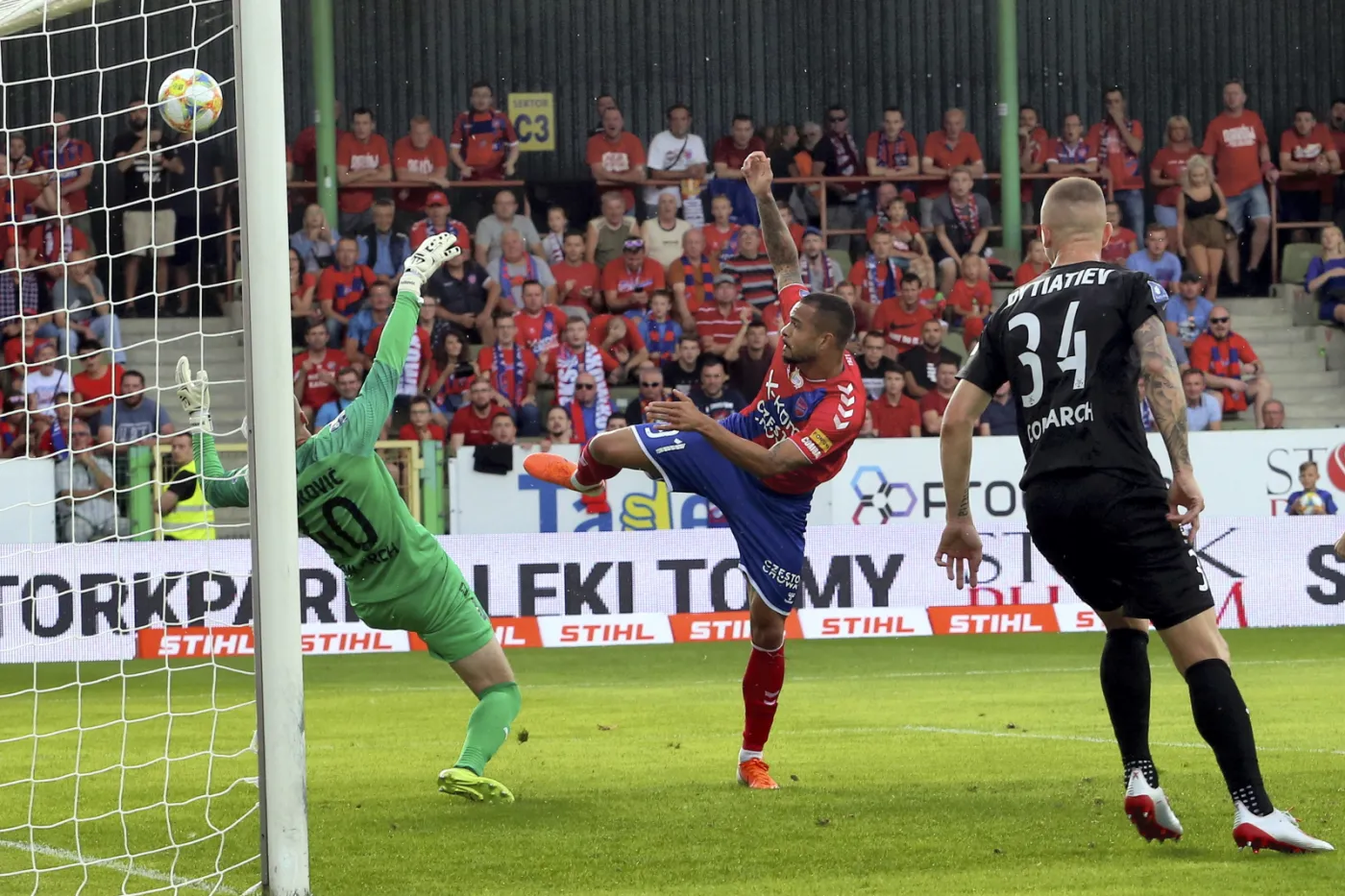 Piłkarz Rakowa Częstochowa Felicio Brown Forbes (C) oraz bramkarz Michal Pesković (L) i Ołeksij Dytiatjew (P) z Cracovii