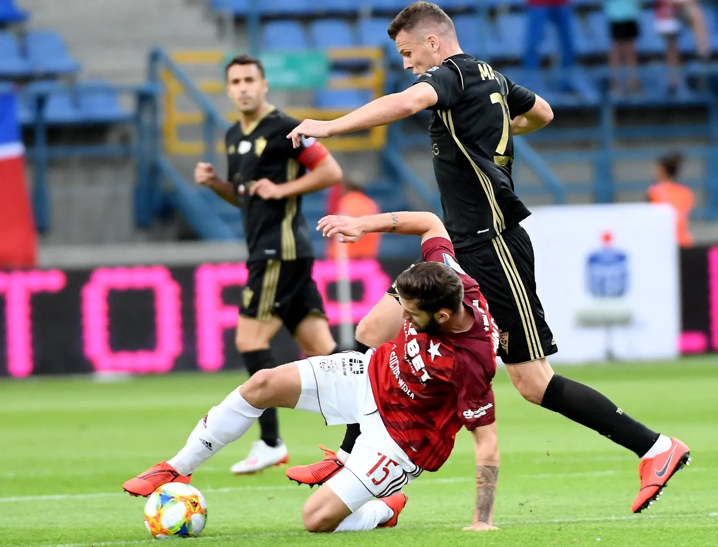 Piłkarz Wisły Kraków Jean Carlos (L) i Mateusz Matras (P) z Górnika Zabrze podczas meczu Ekstraklasy