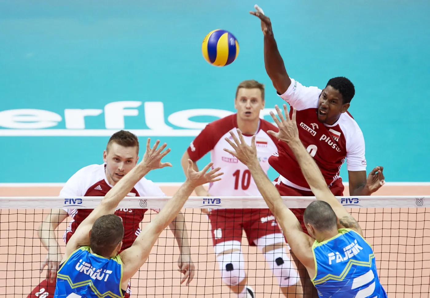 Reprezentanci Polski Wilfredo Leon (P-tył) i Mateusz Bieniek (L-tył) oraz Tine Urnaut (L) i Alen Pajenk (P) podczas meczu turnieju kwalifikacyjnego siatkarzy do igrzysk olimpijskich