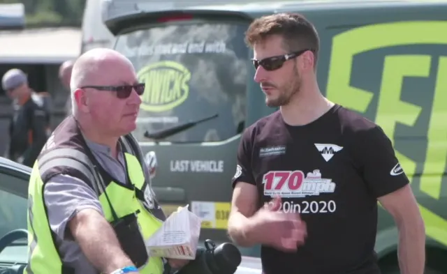 Brytyjski kolarz ustanowił nowy rekord prędkości. Rozpędził się do 280 km/h [WIDEO]