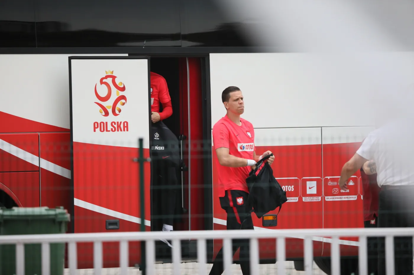 Bramkarz piłkarskiej reprezentacji Polski Wojciech Szczęsny w drodze na trening kadry