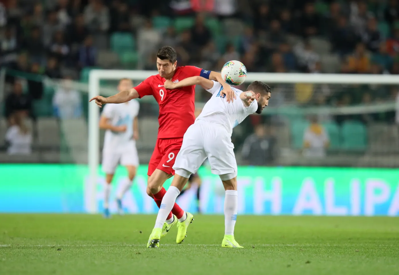 Robert Lewandowski (L) i Miha Mevlja (P)