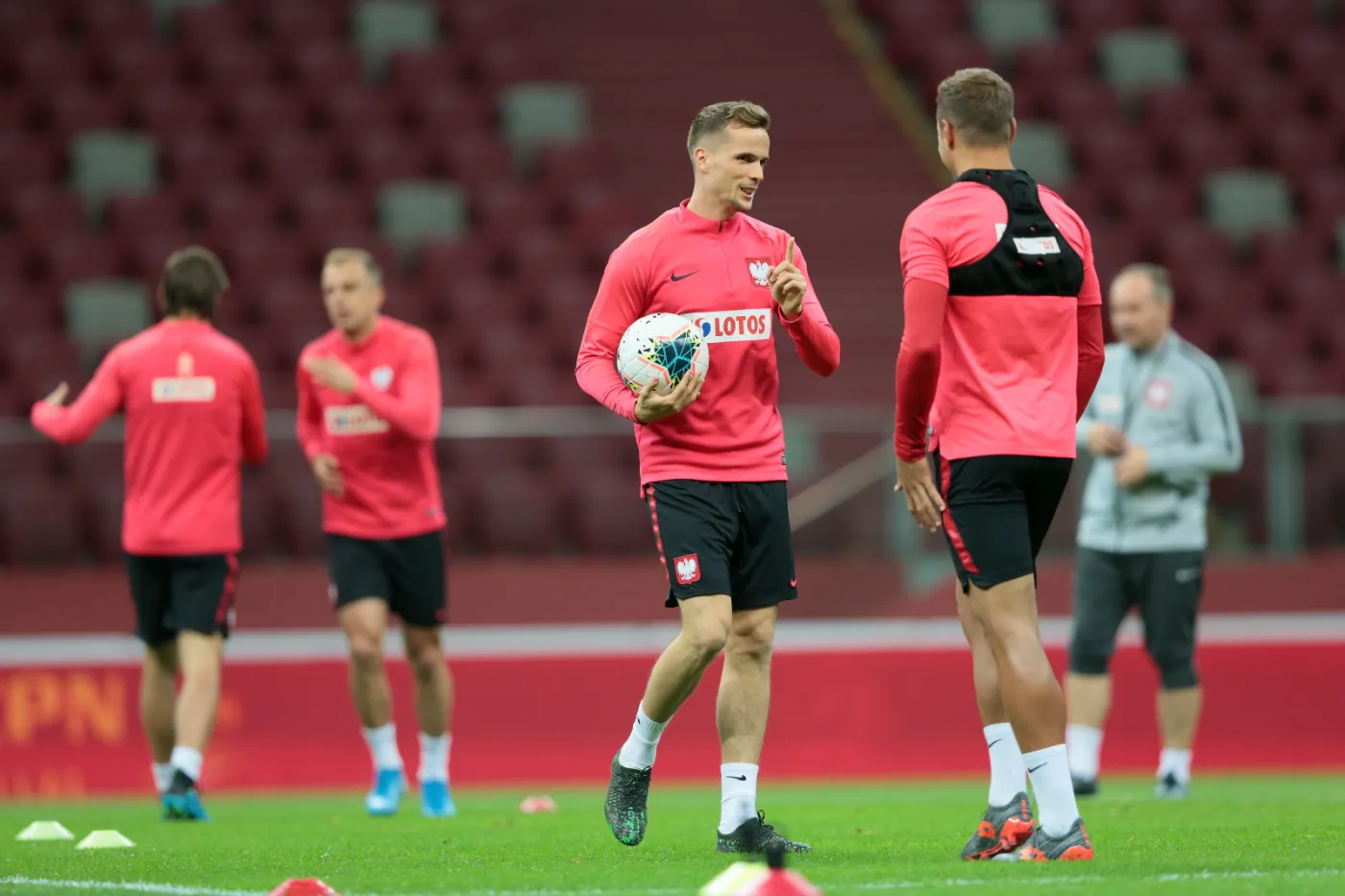 Zawodnik piłkarskiej reprezentacji Polski Tomasz Kędziora (C) podczas treningu na stadionie PGE Narodowym w Warszawie