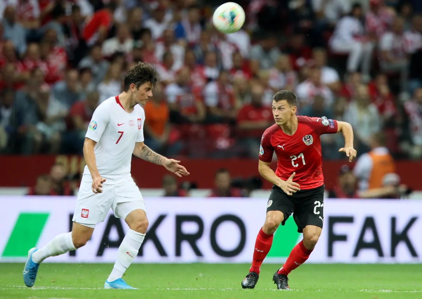 Dawid Kownacki (L) i Stefan Lainer (P)