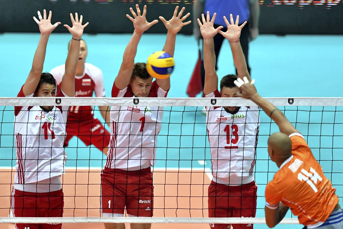 Holender Nimir Abdel-Aziz (P) oraz Fabian Drzyzga (L), Paweł Zatorski (2L), Piotr Nowakowski (C) i Michał Kubiak (2P) z Polski podczas meczu grupy D na siatkarskich mistrzostwach Europy, w hali "Ahoy Sport & Exhibition Centre" w RotterdamieHolender Nimir Abdel-Aziz (P) oraz Fabian Drzyzga (L), Paweł Zatorski (2L), Piotr Nowakowski (C) i Michał Kubiak (2P) z Polski podczas meczu grupy D na siatkarskich mistrzostwach Europy, w hali "Ahoy Sport & Exhibition Centre" w Rotterdamie