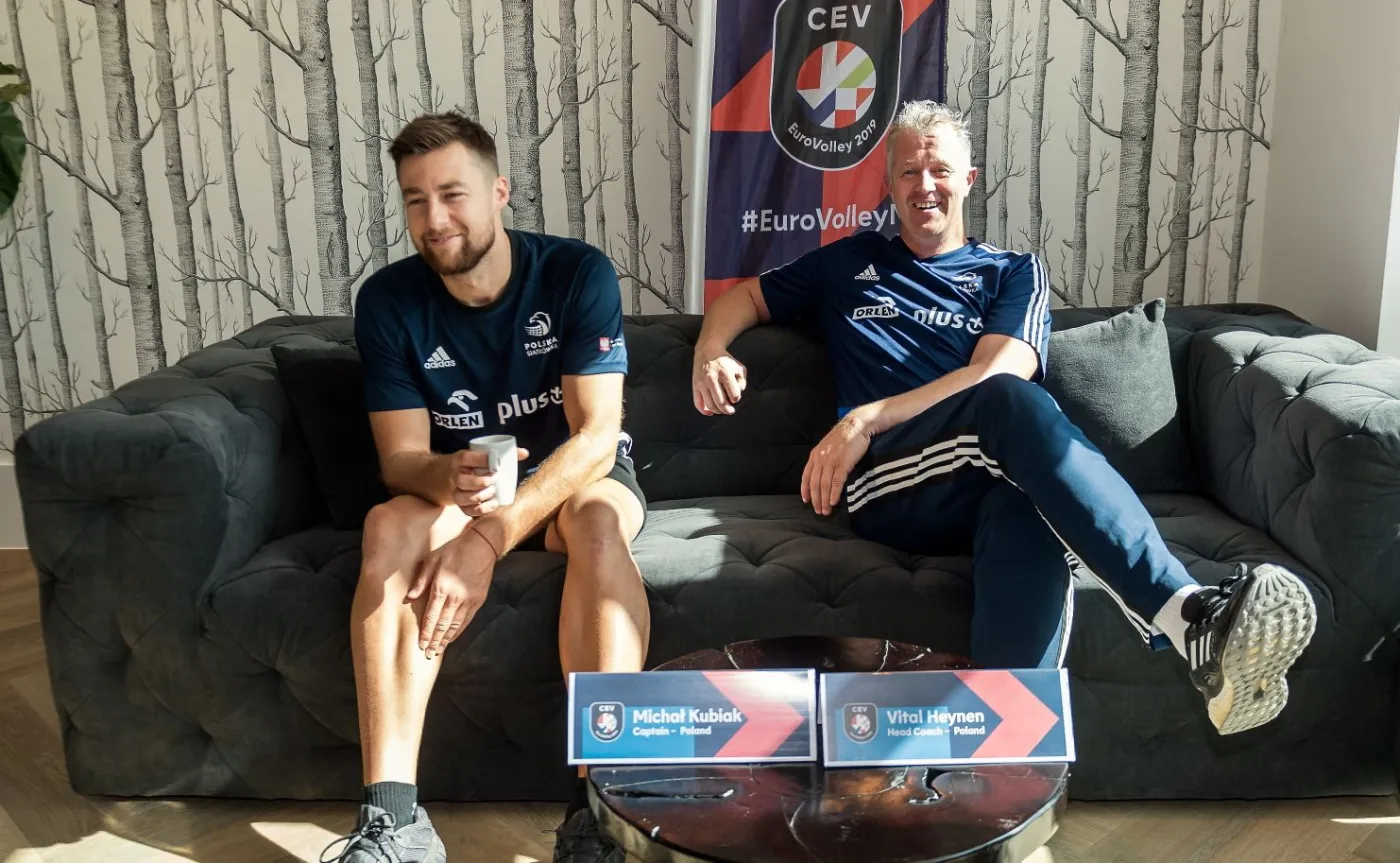 Kapitan siatkarskiej reprezentacji Polski Michał Kubiak i trener Vital Heynen
