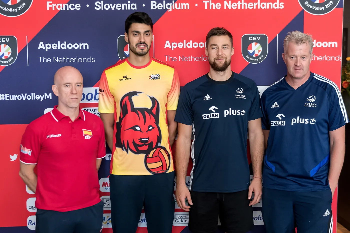 Kapitan siatkarskiej reprezentacji Polski Michał Kubiak (2P) i trener Vital Heynen (P) oraz trener Hiszpanów Fernando Munoz Menitez (L) i kapitan Jorge Fernandez Valcarcel (2P) podczas spotkania z mediami w "Van der Valk Hotel Haarlem" w holenderskim Apeldoorn