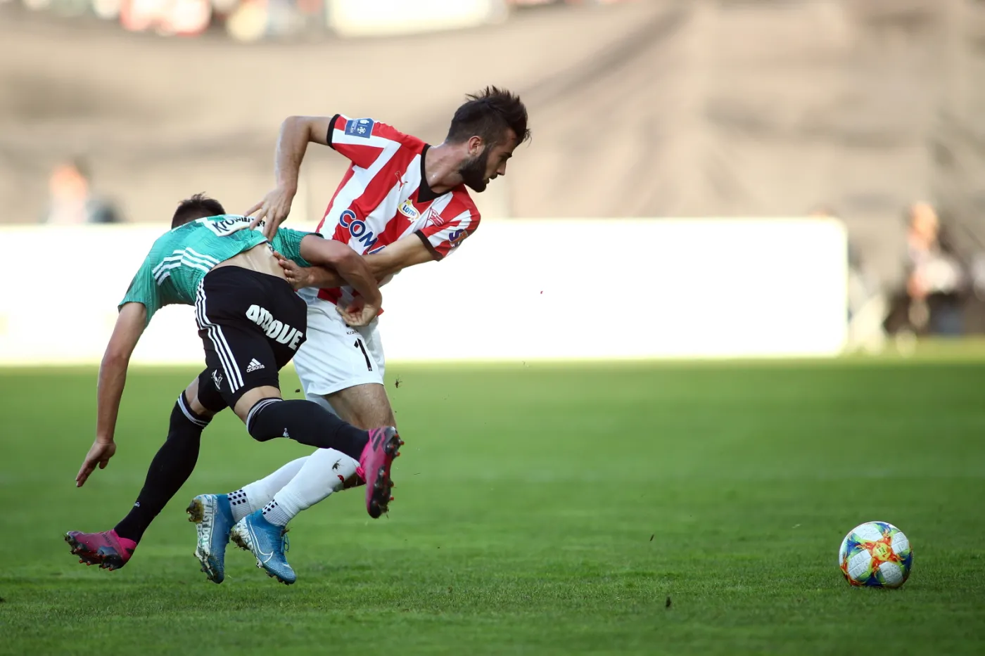Zawodnik Cracovii Mateusz Wdowiak (P) i Jarosław Niezgoda (L) z Legii Warszawa podczas meczu 9. kolejki Ekstraklasy