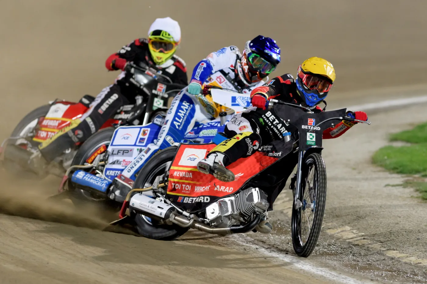 Zawodnicy Fogo Unii Leszno Bartosz Smektała (kask czerwony) i Dominik Kubera (niebieski) oraz Przemysław Liszka (biały) z Betardu Sparty Wrocław podczas rewanżowego finałowego meczu drużynowych mistrzostw Polski na żużlu