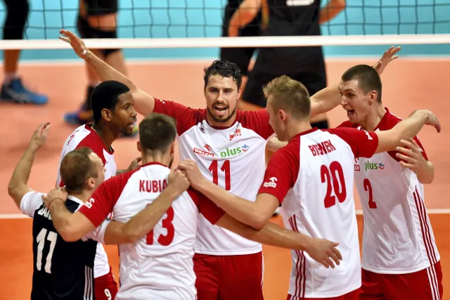 Lotniskowe męki siatkarzy skończone. Rządowy samolot przywiózł Polaków do Lublany [WIDEO Z LĄDOWANIA]