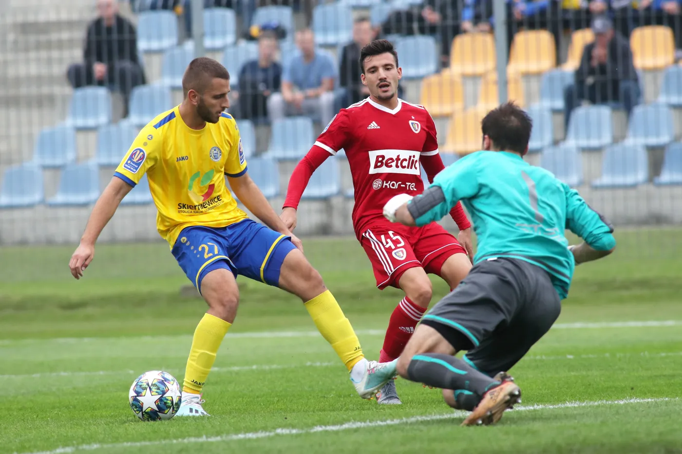 Zawodnicy Unii Skierniewice Hubert Gutkowski (L) i Mikołaj Smyłek (P) oraz Tiago Alexandre Mendes Alves (C) z Piasta Gliwice podczas meczu 1. rundy piłkarskiego Pucharu Polski