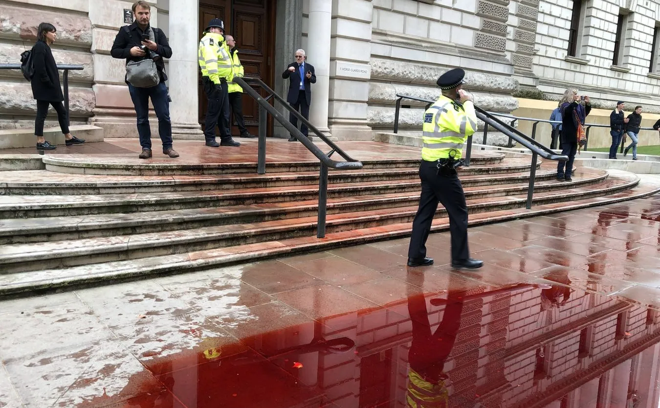 Budynek brytyjskiego ministerstwa skarbu oblany sztuczną krwią