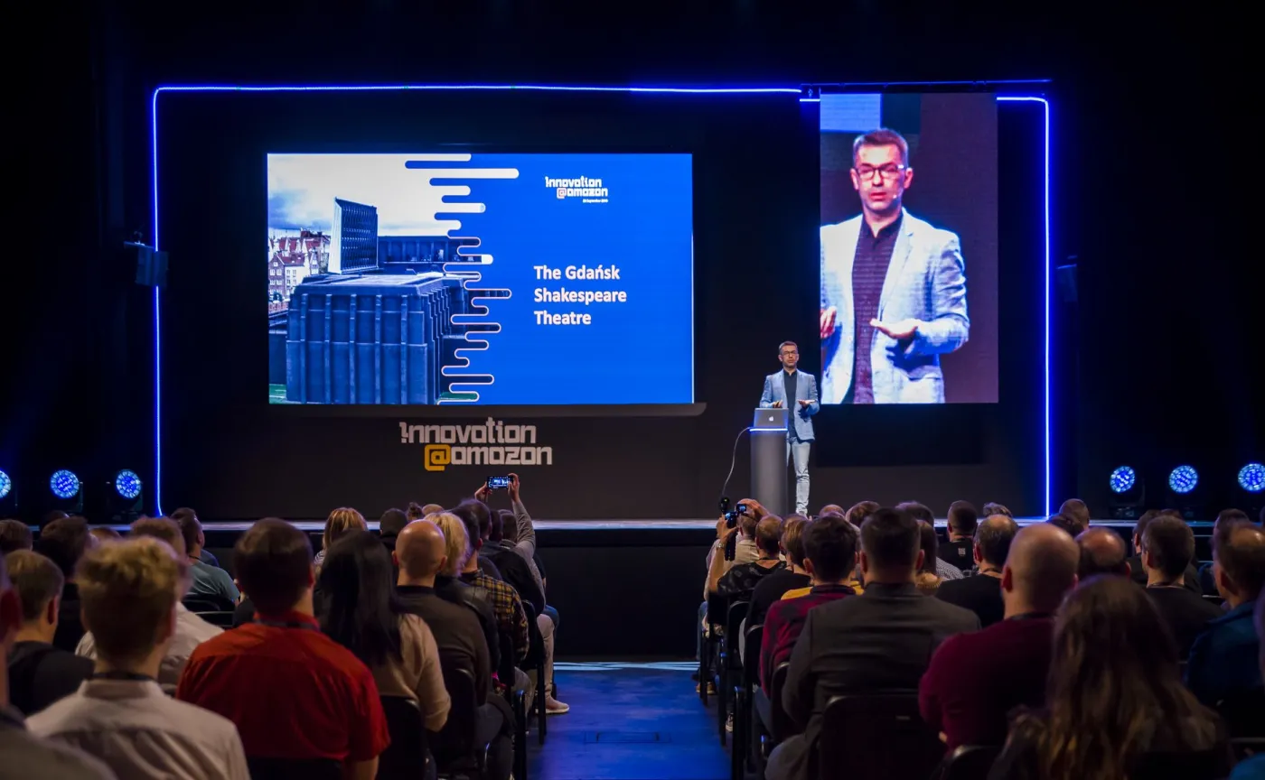 Rafał Kukliński, dyrektor Centrum Rozwoju Technologii Amazon w Gdańsku, na scenie razem z Alexą