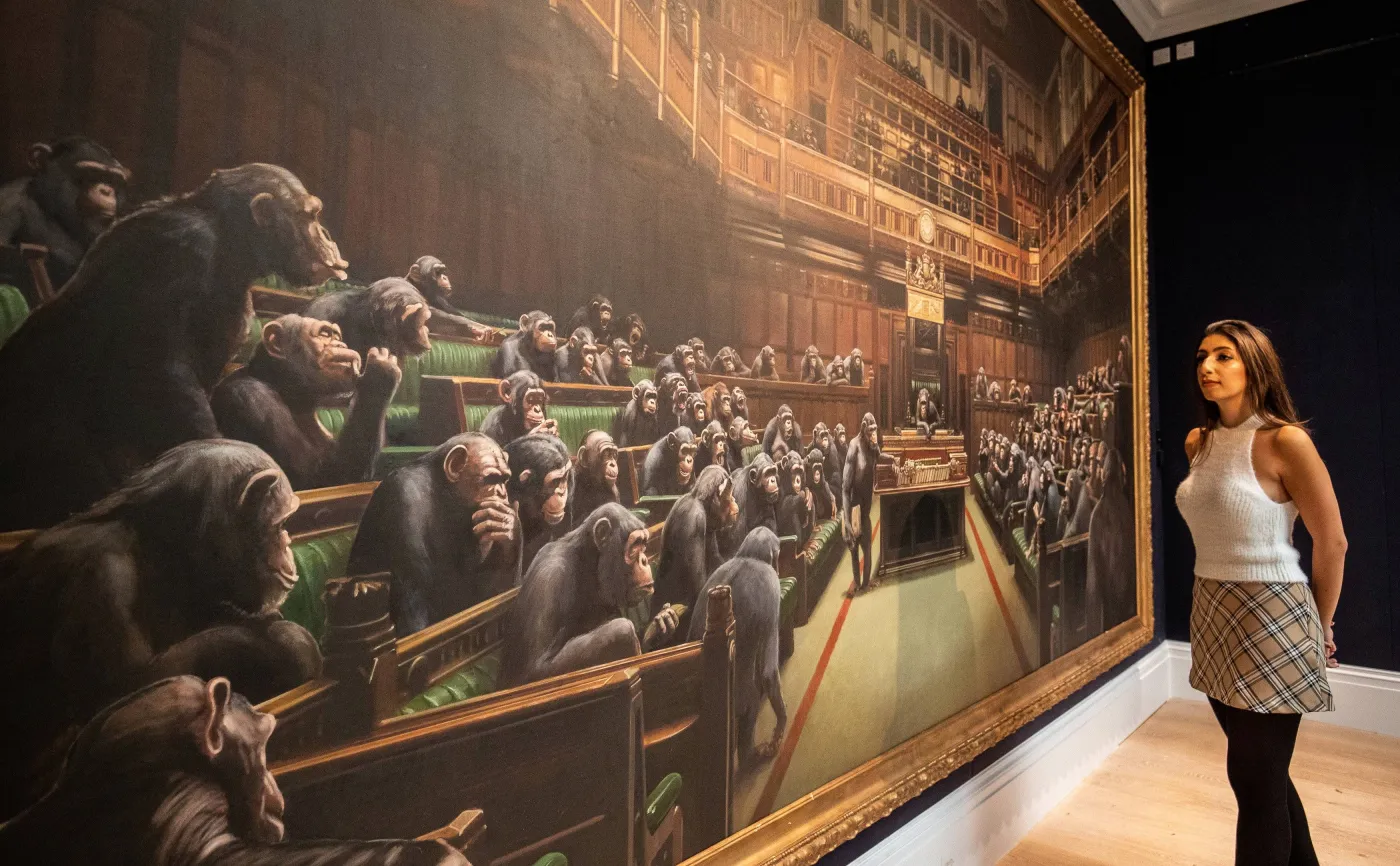 Obraz Banksy'ego przedstawiający szympansy w Izbie Gmin