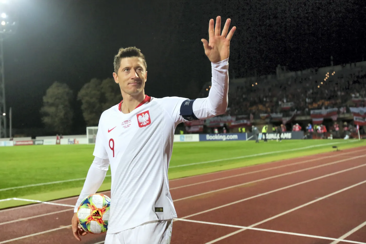 Napastnik i kapitan reprezentacji Polski Robert Lewandowski po meczu grupy G eliminacji piłkarskich mistrzostw Europy z Łotwą, na stadionie Daugava w Rydze