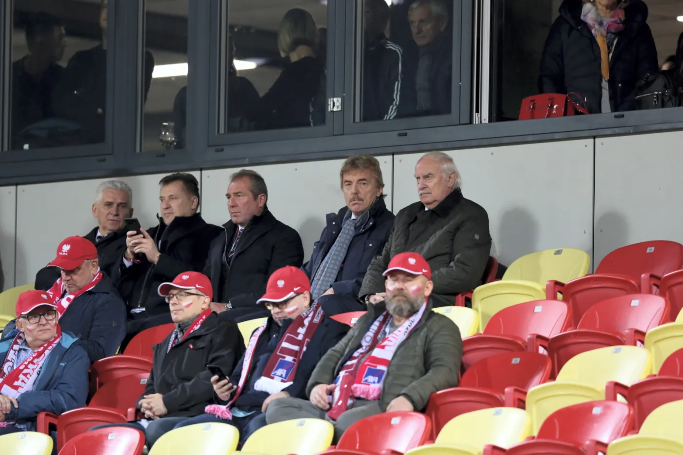 Prezes PZPN Zbigniew Boniek (drugi rząd-2P) podczas meczu grupy G eliminacji piłkarskich mistrzostw Europy z Łotwą, na stadionie Daugava w Rydze
