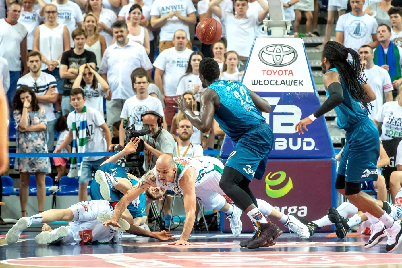  Zawodnicy Anwilu Włocławek Walerij Lichodiej (L) i Szymon Szewczyk (C) oraz Aaron Cel (2L), Cheikh Mbodj (2P) i Rob Lowery (P) z Polski Cukier Toruń podczas szóstego meczu finałowego Ekstraklasy koszykarzy