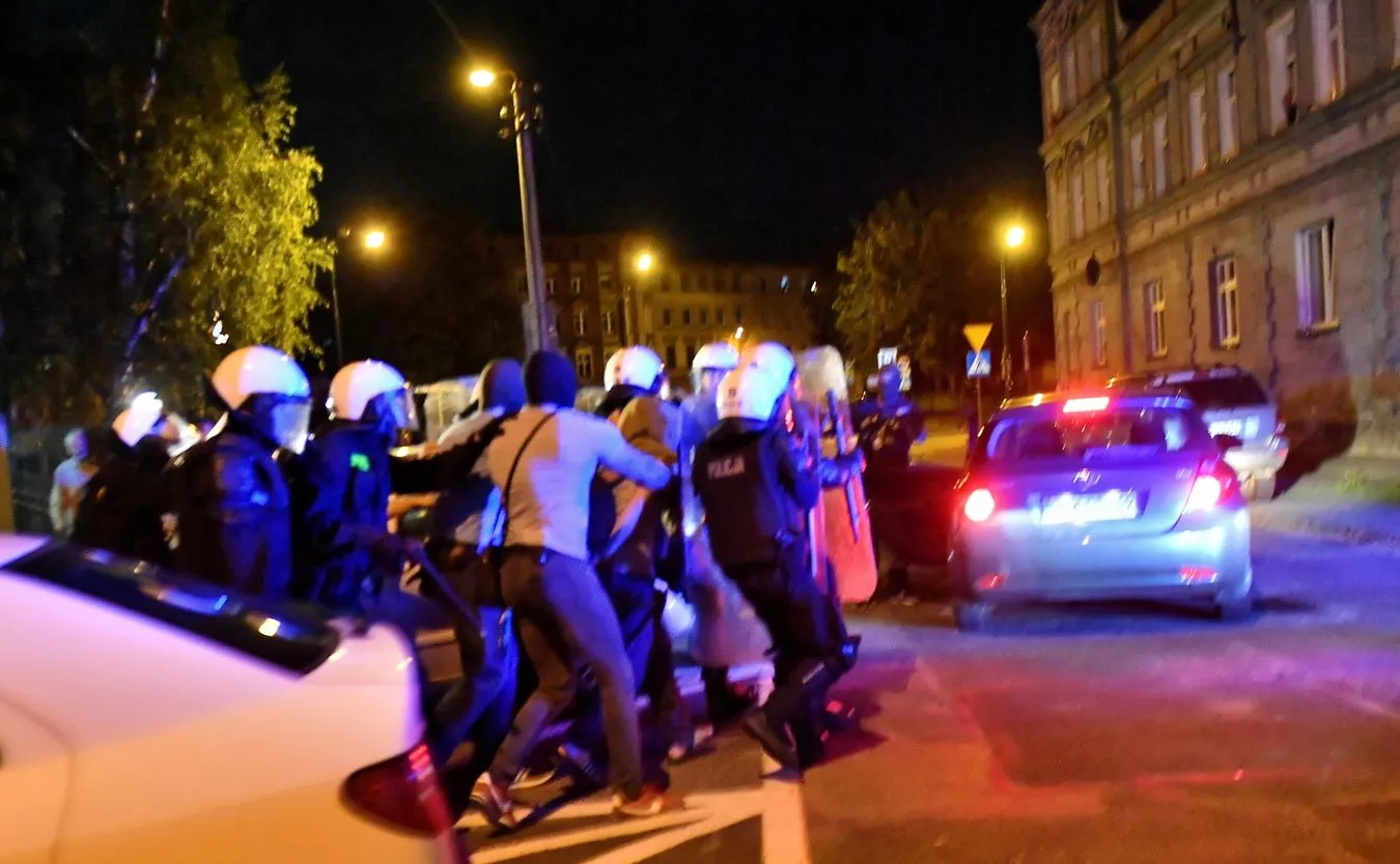 Zatrzymany mężczyzna wyprowadzany z prokuratury