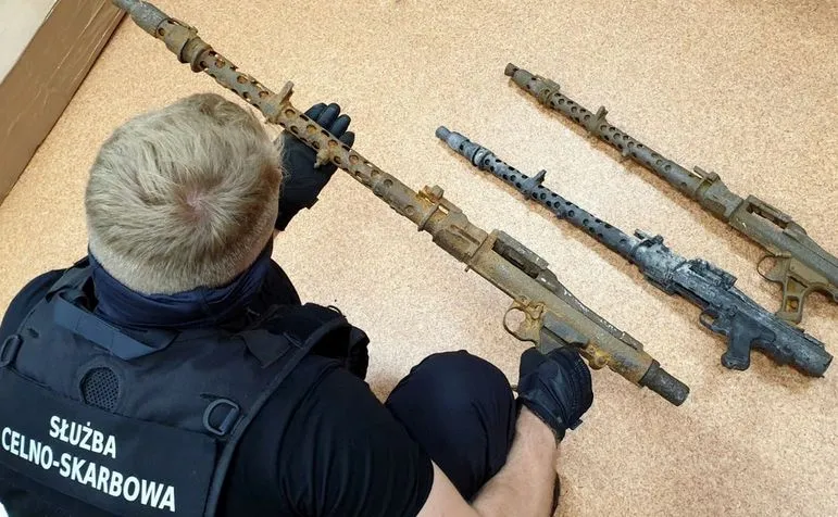 Niemieckie karabiny z II wojny światowej wykryte w przesyłce kurierskiej [WIDEO]