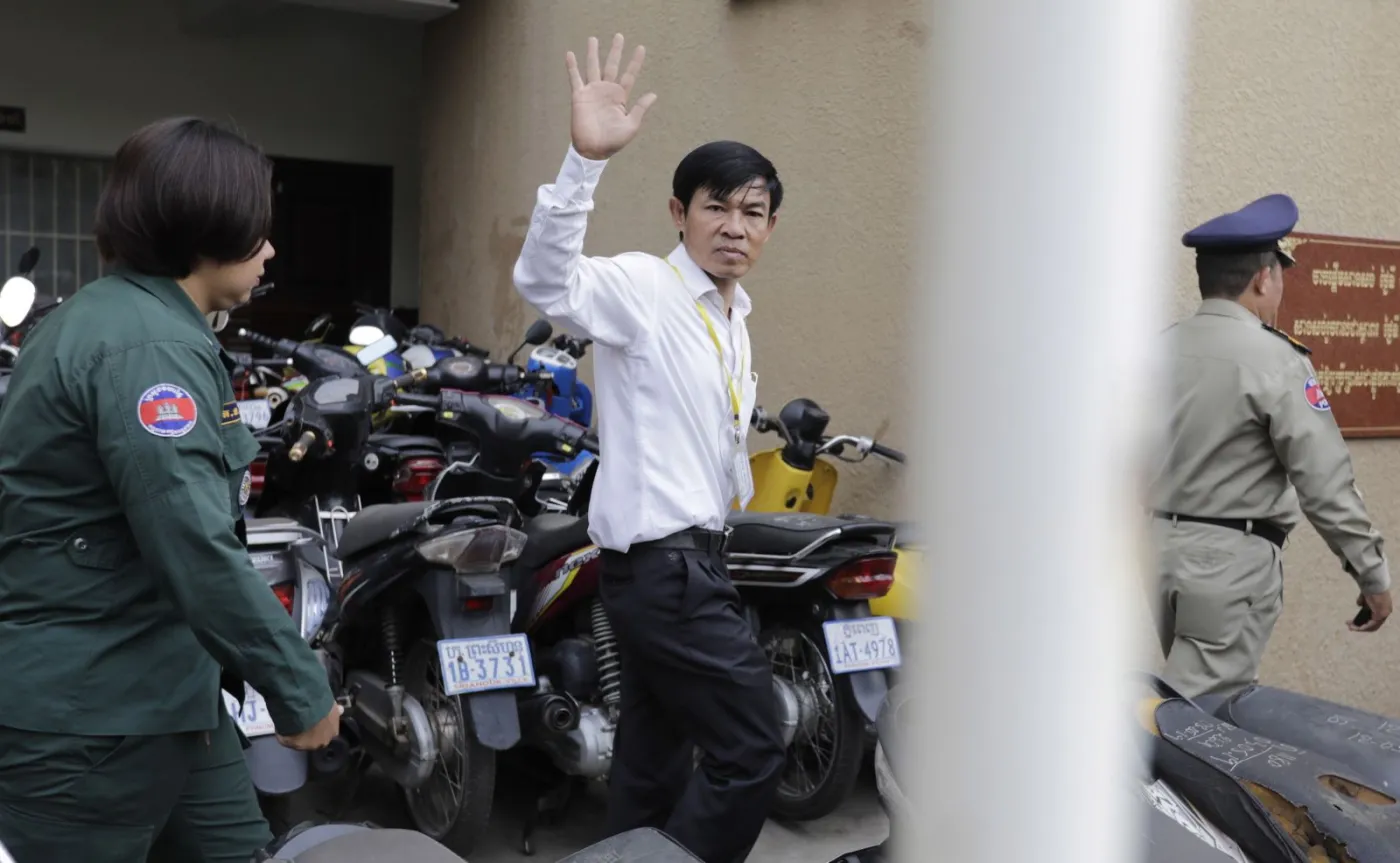 Dziennikarz Uon Chhin doprowadzany przed sąd