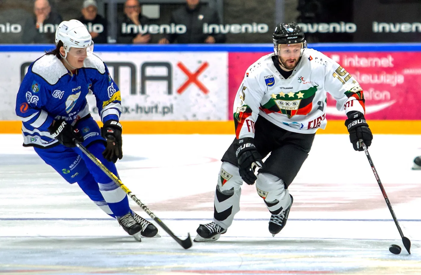 Zawodnik GKS Tychy Gleb Klimenko (R) i Dominik Raska (L) z Re-Plast Unii Oświęcim podczas półfinału, turnieju finałowego Pucharu Polski w hokeju na lodzie