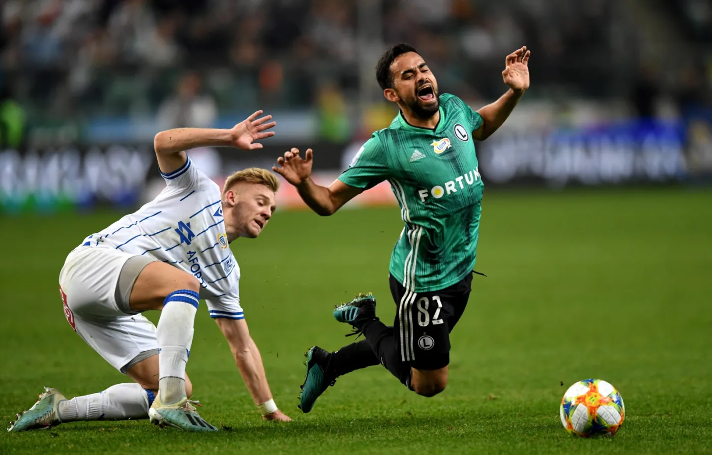 Piłkarz Legii Warszawa Luquinhas (P) i Kamil Jóźwiak (L) z Lecha Poznań podczas meczu Ekstraklasy