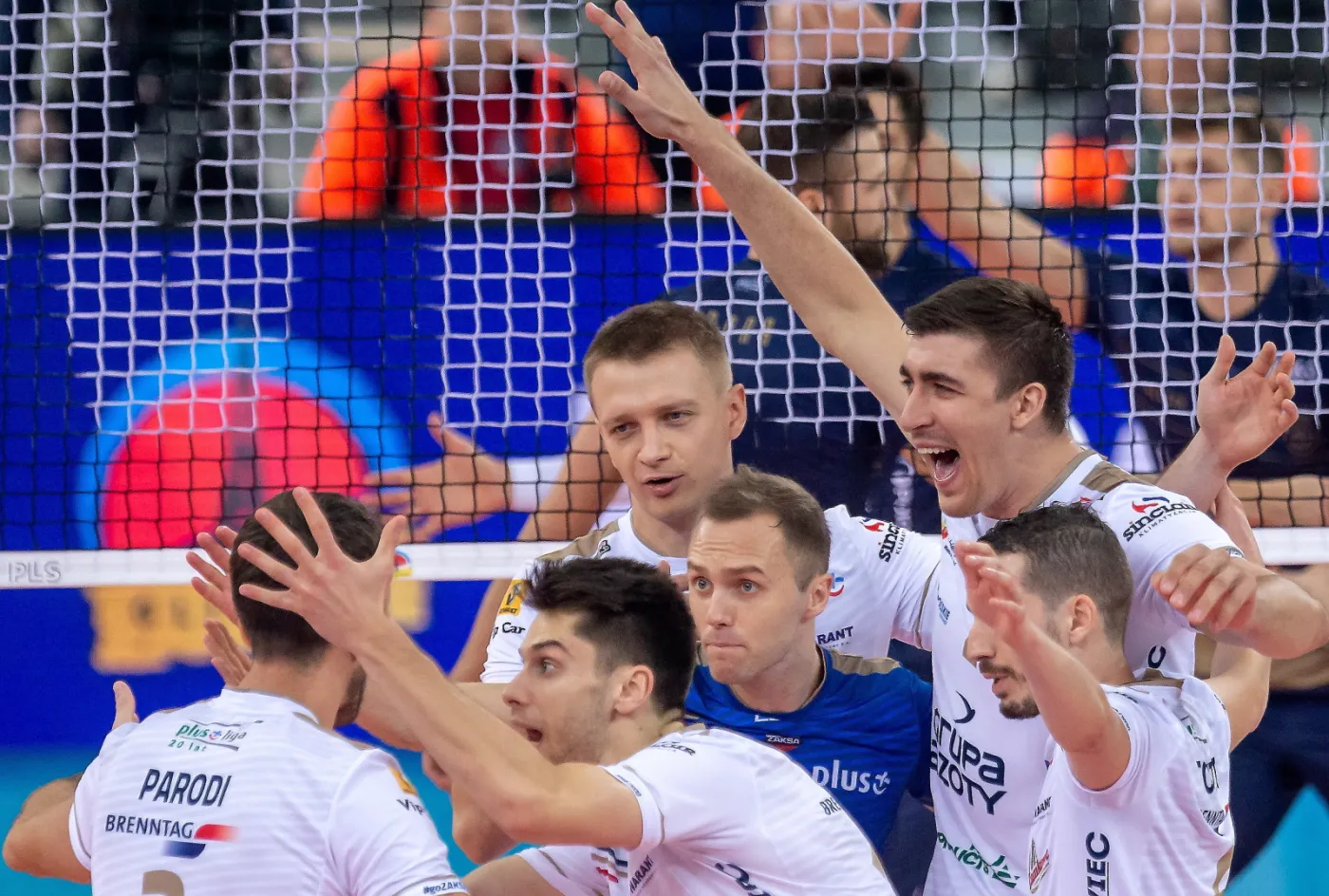 Siatkarze Zaksy Kędzierzyn-Koźle cieszą się podczas meczu o Superpuchar Polski z Projektem Warszawa