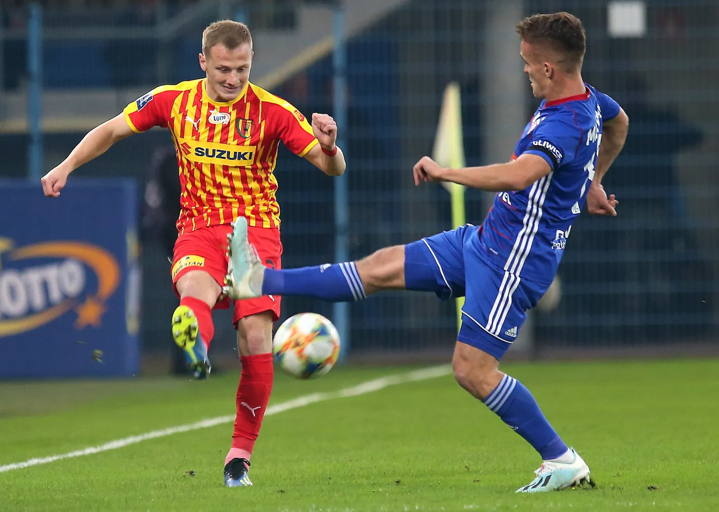 Zawodnik Piasta Gliwice Sebastian Milewski (P) i Daniel Dziwniel (L) z Korony Kielce podczas meczu 13. kolejki piłkarskiej Ekstraklasy