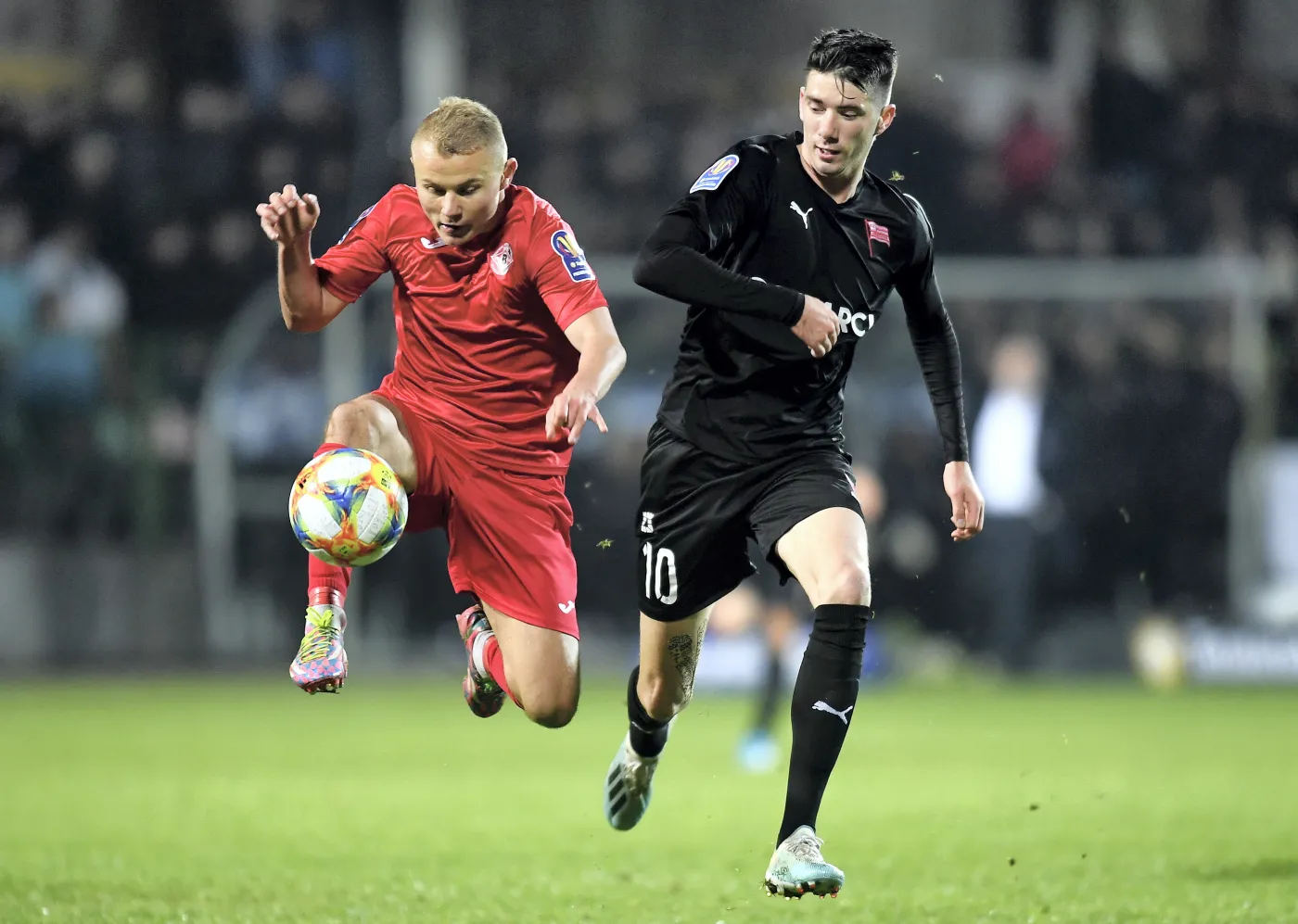 Piłkarz Bytovii Adrian Kwiatkowski (L) i Pelle van Amersfoort (P) z Cracovii podczas meczu 1/16 finału Pucharu Polski