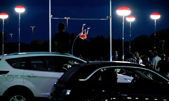 Mityng tyczkarski z widownią w… kinie samochodowym